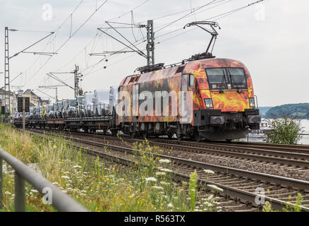 Rüdesheim, Hessen, Deutschland. Elektrische Lokomotive der Neuen Automotive Vans auf den Markt zu bringen. Stockfoto