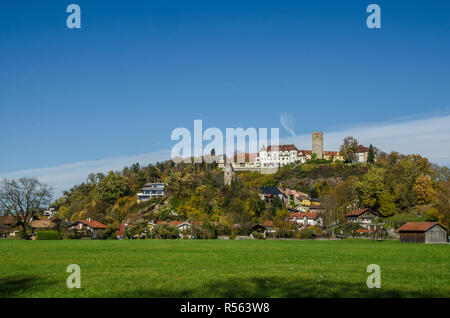 Die romantische Stadt Neubeuern mit seinem Schloss und bemalten Fassaden auf dem historischen Marktplatz die Goldmedaille gewonnen hat, "Deutschlands schönste Dorf Stockfoto