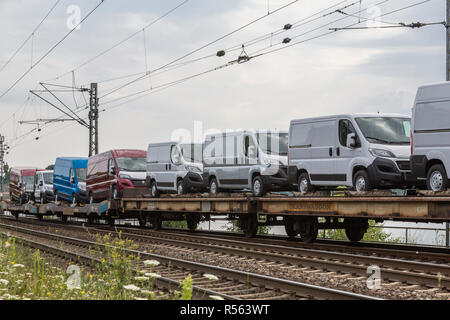 Rüdesheim, Hessen, Deutschland. Zug mit neuen Automobilen Vans auf den Markt zu bringen. Stockfoto