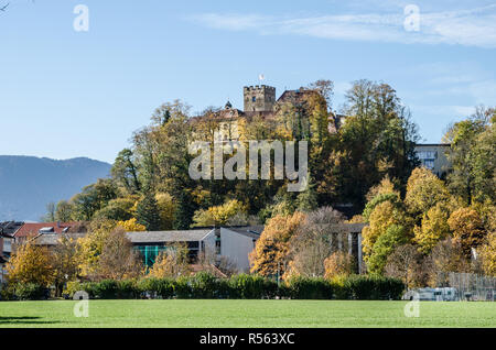Die romantische Stadt Neubeuern mit seinem Schloss und bemalten Fassaden auf dem historischen Marktplatz die Goldmedaille gewonnen hat, "Deutschlands schönste Dorf Stockfoto