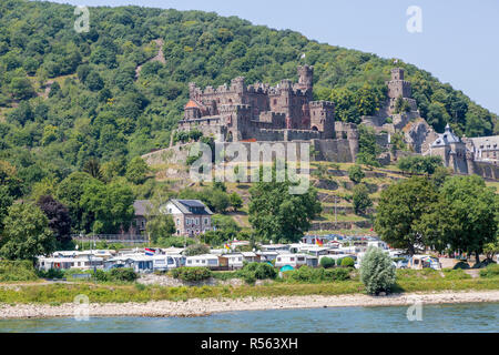 Rheintal, Deutschland. Reichenstein Burg, 13./14. Jahrhundert. Sommer Campground im Vordergrund. Stockfoto