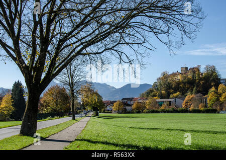 Die romantische Stadt Neubeuern mit seinem Schloss und bemalten Fassaden auf dem historischen Marktplatz die Goldmedaille gewonnen hat, "Deutschlands schönste Dorf Stockfoto