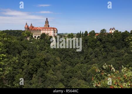 Schöne Burg Zamek Ksiaz auf einem Hügel in der Nähe der Stadt Walbrzych an den Polen Stockfoto