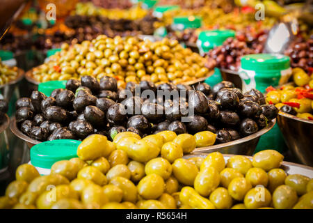 Oliven am Marktstand. Eine Vielzahl von Arten von Oliven Stockfoto