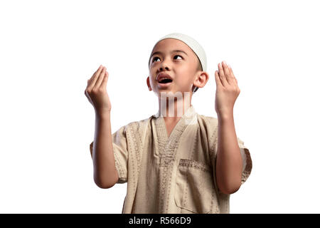 Asiatische muslimische Kind mit weißer Kappe beten zu Gott Stockfoto