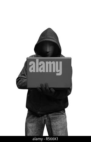 Hacker mit Maske holding Laptop während der Eingabe Stockfoto