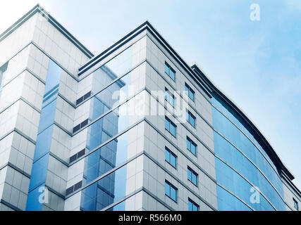 Windows Business Office Gebäude mit blauen Himmel Stockfoto