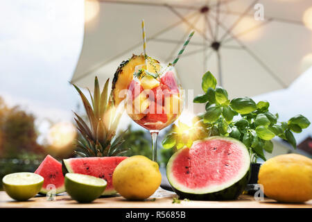 Frische Früchte auf einer Sommerterrasse Stockfoto