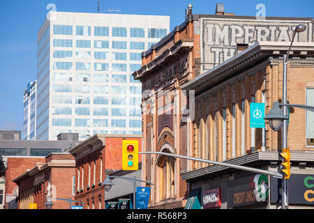 OTTAWA, Kanada - 11 November, 2018: altes Backsteingebäude, das in einem modernen Büro Turm auf der Bank Street, Ottawa, Ontario, auf der Bank Street, in Centertown Stockfoto