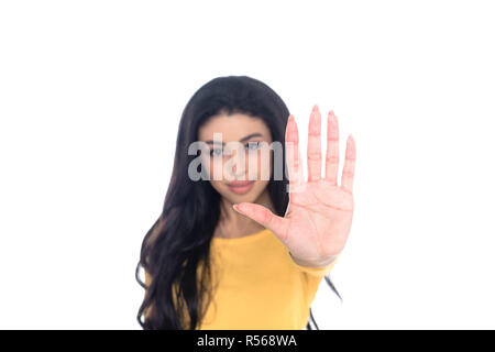 Junge afrikanische amerikanische Frau, STOP-Schild und Kamera isoliert auf weißem Stockfoto