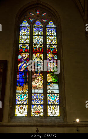 Die Stadt Luxemburg, Luxemburg. Glasfenster zeigt Jesus, Maria und Joseph in der Kathedrale von Notre Dame. Stockfoto