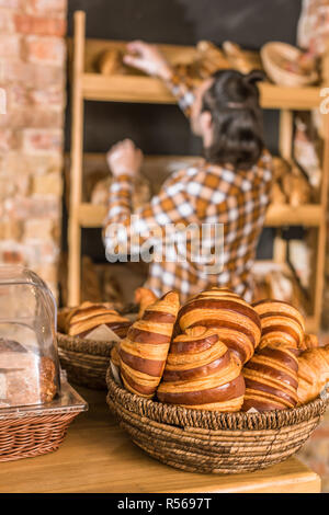 In der Nähe von frisch gebackenem Gebäck in Weidenkorb Stockfoto