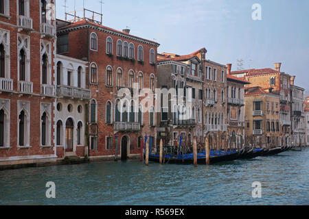 Der Grand Canal, Venice, Italien, mit Palästen entlang der Dorsoduro Waterfront im Santa Maria del Giglio traghetto Kreuzung Stockfoto