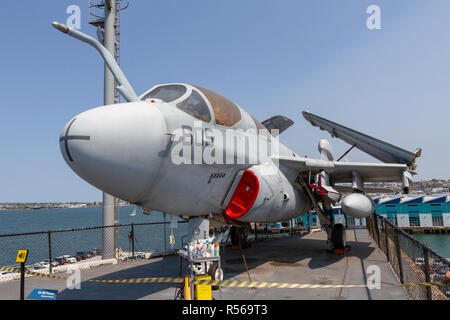 Eine EA-6B Prowler elektronische Kriegsführung Flugzeug, USS Midway, San Diego, California, United States. Stockfoto