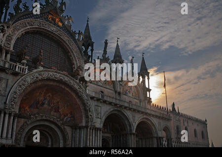 West vor der Basilika di San Marco und dem Dogenpalast, San Marco, Venedig, Italien: contre-jour Beleuchtung in den frühen Morgenstunden Stockfoto