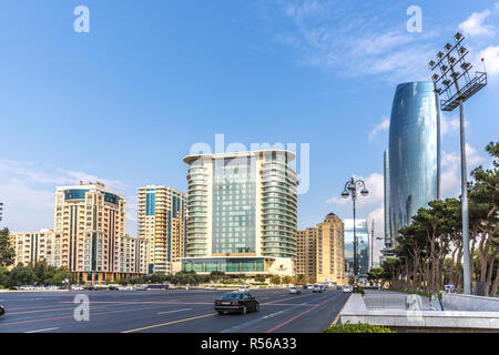 Baku, Aserbaidschan - Okt 11 2018 - Die Stadt von Baku in einem freien Nachmittag mit dem Auto überqueren eine breite Allee in Baku, der Hauptstadt Aserbaidschans Stockfoto