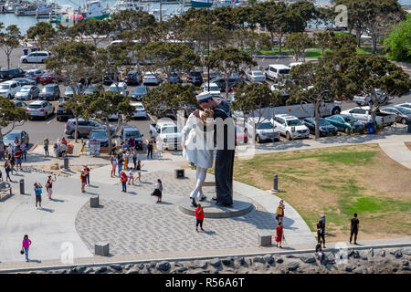 Die "bedingungslose" Skulptur von Seward Johnson, San Diego, California, United States. Von der USS Midway gesehen. Stockfoto