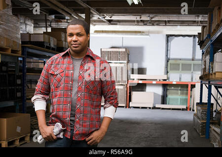 Mann im Lager Stockfoto