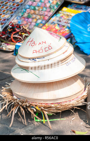 Stapel von Stroh konischen Hüte oder Coolie Hats zum Verkauf im freien Markt in Hoi An, Vietnam Stockfoto