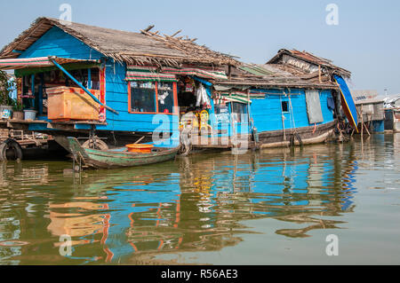 Tonle Sap, Kambodscha. Bunte schwimmenden Dorf Häuser am See Tonle Sap, Kambodscha, Südostasien Stockfoto