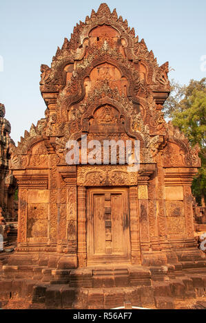 Banteay Srey oder Banteay Srei Tempel aus dem 10. Jahrhundert zu den hinduistischen Gott Shiva am Weltkulturerbe Angkor, Kambodscha, Südostasien, Indochina gewidmet Stockfoto