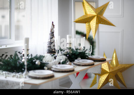 Tisch für das Weihnachtsessen im Wohnzimmer, Ansicht schließen Stockfoto
