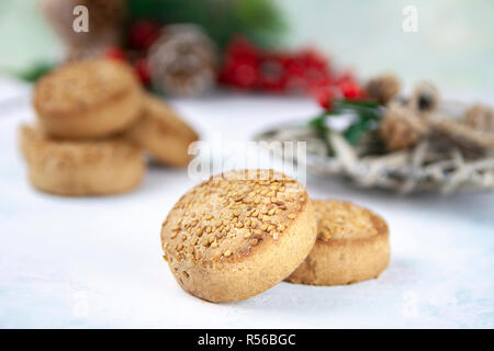 Polvorones. Weihnachtsstollen auf weißem Hintergrund Stockfoto