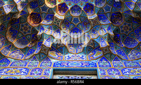 Fliese Dekor über dem Eingangsportal der Shah Cheragh Heiligtum in Shiraz - Stockfoto