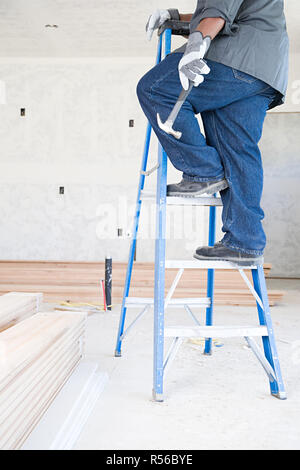 Ein Bauherr mit einem hammer Stockfoto