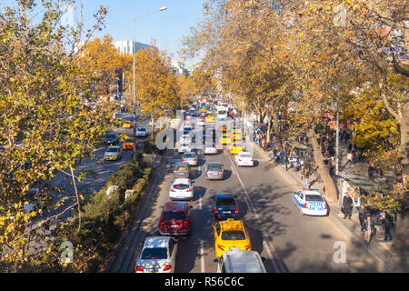 Ankara/Turkey-November 24 2018: Verkehr auf Ataturk Boulevard von Bakanliklar zu Kizilay Richtung. Menschen, die darauf warteten, Bus, Bushaltestelle in der Straße. Stockfoto