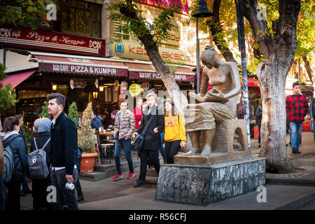 Ankara/Turkey-November 24 2018: "Menschenrechte Monument' auf Kizilay Yuksel Straße. Yuksel Street ist ein beliebtes Reiseziel in Ankara Stockfoto