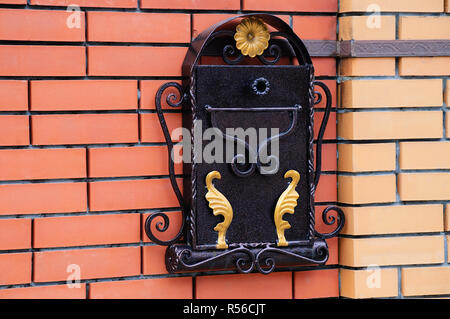 Mail Metal Box auf eine Wand. Close-up. Stockfoto