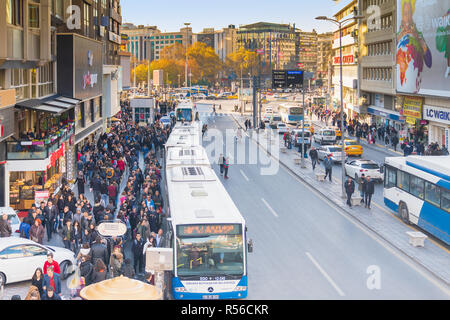 Ankara/Turkey-November 24 2018: Ziya Gökalp Straße in einem anstrengenden Tag und Kizilay Platz im Hintergrund Stockfoto