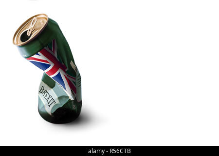 Ein Bier kann (erfunden), entleert und gequetscht werden. Auf der Dose steht geschrieben "Brexit" und die britische Flagge wird gedruckt, auf der das kann. Stockfoto