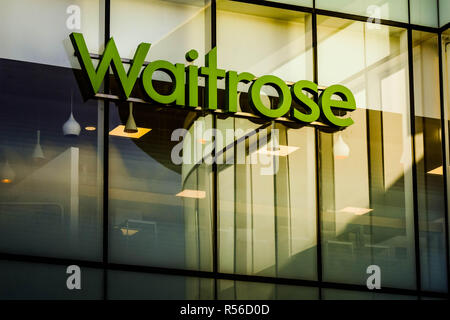 WINDSOR, ENGLAND - NOVEMBER 2018: großes Schild auf das äußere Glas getäfelte Wand eines Waitrose Supermarkt in Windsor Innenstadt. Stockfoto