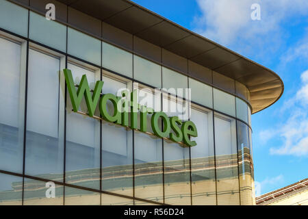 WINDSOR, ENGLAND - NOVEMBER 2018: großes Schild auf das äußere Glas getäfelte Wand eines Waitrose Supermarkt in Windsor Innenstadt. Stockfoto