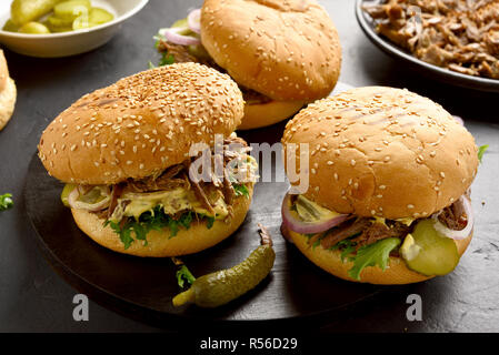 Zog beef Sandwiches mit Gemüse auf dem Schwarzen Brett Stockfoto