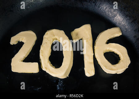 Butter in Form der Zahl 2016 auf heiße Pfanne - Nahaufnahme, Ansicht von oben Stockfoto