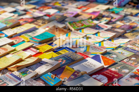 Ankara/Turkey-November 24 2018: selektive Fokus der Second Hand Bücher auf dem Boden liegen. Alte Bücher zum Verkauf in einen Flohmarkt. Stockfoto