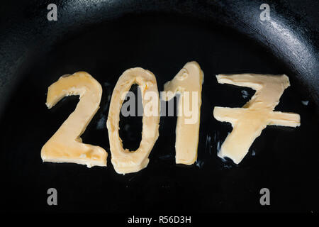 Butter in Form der Zahl 2017 auf heiße Pfanne - Nahaufnahme, Ansicht von oben Stockfoto