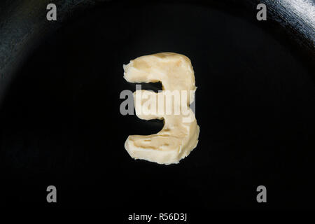 Butter in Form der Zahl 3 auf heiße Pfanne - Nahaufnahme, Ansicht von oben Stockfoto