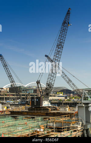 SEATTLE, WA, USA, Juni 2018: Schweres heben Krane auf den Bau neuer Fährterminal in Seattle arbeitet. Stockfoto