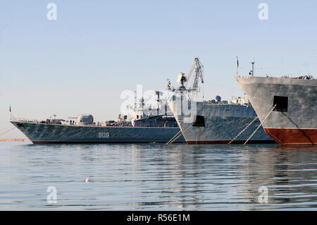 November 2008, Sewastopol, Krim: ein Russisches Kriegsschiff aus dem Schwarzen Meer Flotte im Hafen von Sewastopol. Navires de guerre Russes dans le Port de Sebastopol de Crimée. *** Frankreich/KEINE VERKÄUFE IN DEN FRANZÖSISCHEN MEDIEN *** Stockfoto