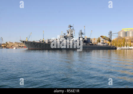 November 2008, Sewastopol, Krim: ein Russisches Kriegsschiff, der Zerstörer Smetlivy, vom Schwarzen Meer Flotte im Hafen von Sewastopol. Navires de guerre Russes dans le Port de Sebastopol de Crimée. *** Frankreich/KEINE VERKÄUFE IN DEN FRANZÖSISCHEN MEDIEN *** Stockfoto