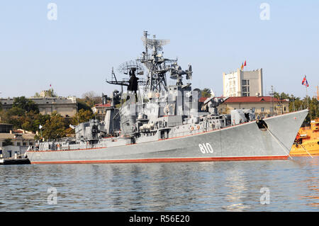 November 2008, Sewastopol, Krim: ein Russisches Kriegsschiff, der Zerstörer Smetlivy, vom Schwarzen Meer Flotte im Hafen von Sewastopol. Navires de guerre Russes dans le Port de Sebastopol de Crimée. *** Frankreich/KEINE VERKÄUFE IN DEN FRANZÖSISCHEN MEDIEN *** Stockfoto