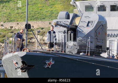 November 2008, Sewastopol, Krim: ein Russisches Kriegsschiff aus dem Schwarzen Meer Flotte im Hafen von Sewastopol. Navires de guerre Russes dans le Port de Sebastopol de Crimée. *** Frankreich/KEINE VERKÄUFE IN DEN FRANZÖSISCHEN MEDIEN *** Stockfoto