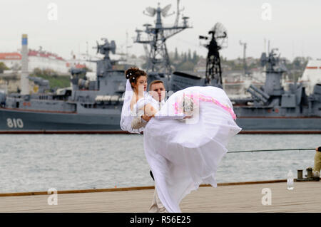 November 2008, Sewastopol, Krim: ein Ehepaar vor der russischen Kriegsschiff, der Zerstörer Smetlivy, vom Schwarzen Meer Flotte im Hafen von Sewastopol. Navires de guerre Russes dans le Port de Sebastopol de Crimée. *** Frankreich/KEINE VERKÄUFE IN DEN FRANZÖSISCHEN MEDIEN *** Stockfoto