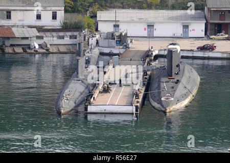 November 2008, Sewastopol, Krim: Russische U-Boote aus dem Schwarzen Meer Flotte im Hafen von Sewastopol. Sous-marins Russes dans le Port de Sebastopol de Crimée. *** Frankreich/KEINE VERKÄUFE IN DEN FRANZÖSISCHEN MEDIEN *** Stockfoto