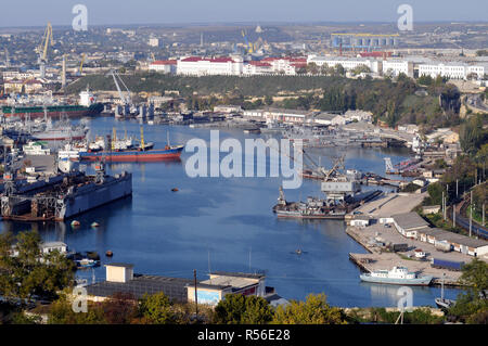 November 2008, Sewastopol, Krim: russische Kriegsschiff aus dem Schwarzen Meer Flotte in der militärischen Hafen von Sewastopol. Navires de guerre Russes dans le Port de Sebastopol de Crimée. *** Frankreich/KEINE VERKÄUFE IN DEN FRANZÖSISCHEN MEDIEN *** Stockfoto