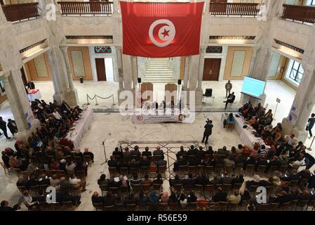 November 16, 2018 - Tunis, Tunesien: Souad Abderrahim (C), der Bürgermeister der Stadt Tunis, nimmt an einem Treffen mit den Bürgerinnen und Bürgern. Souad Abderrahim wurde mit Unterstützung der islamistischen Ennahda Partei gewählt, sondern Sie sagt, dass Sie unterstützt ein Gesetz, dass gleiche Erbrecht, den Frauen und Männern geben würde. Tunesischer Politiker debattieren, ein neues Gesetz zu geben, beide Geschlechter gleich Erbrecht, die Reform der gegenwärtigen islamischen würde inspirierten Code, das dafür sorgt, dass ein Mann erhält das Doppelte einer womanÕs Anteil der Erbe. Conseil participatif a la municipalite de Tunis vorstehen par la Premiere femm Stockfoto